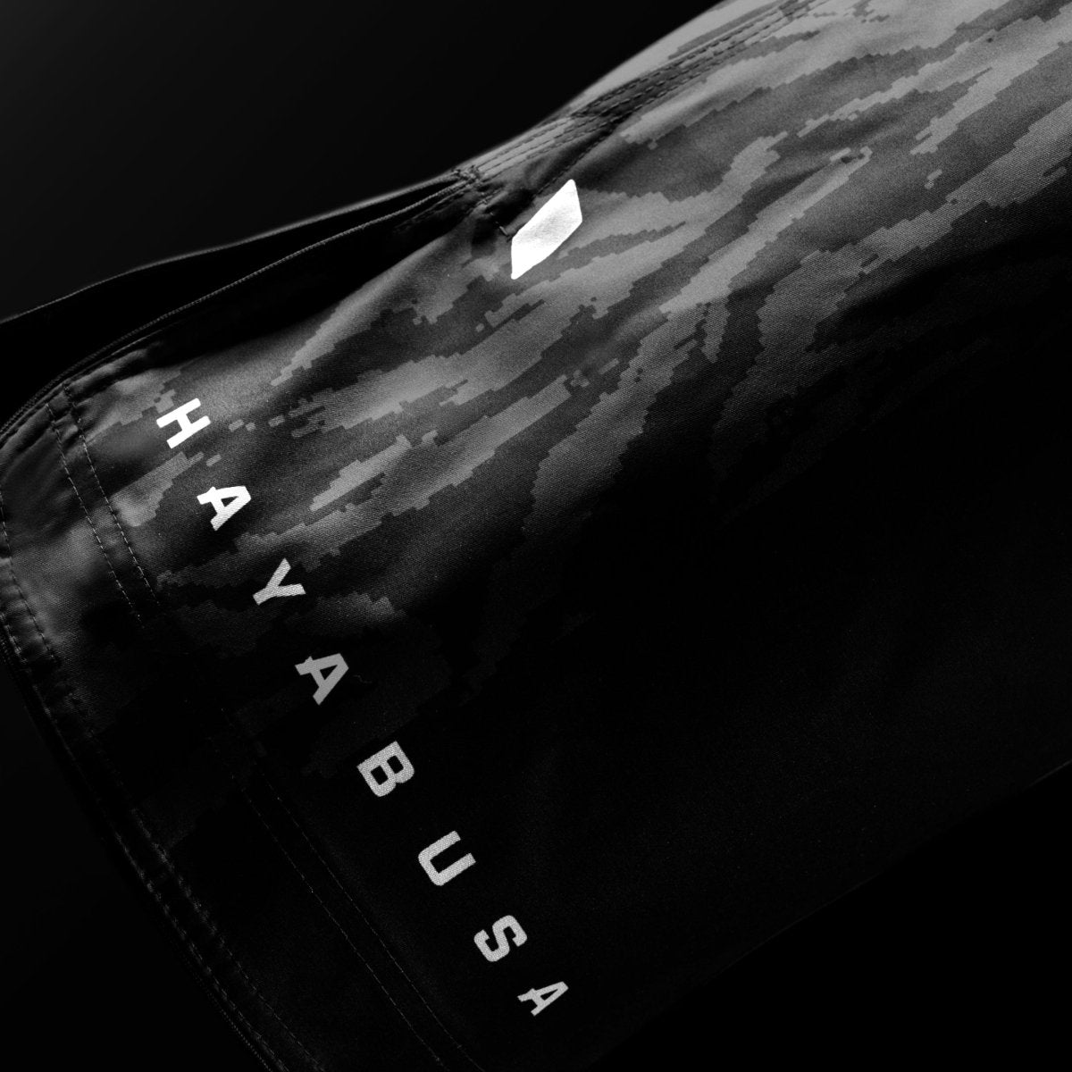 Närbild av Hayabusa-skriften på benet på de svarta Apex Full-Length-shortsen