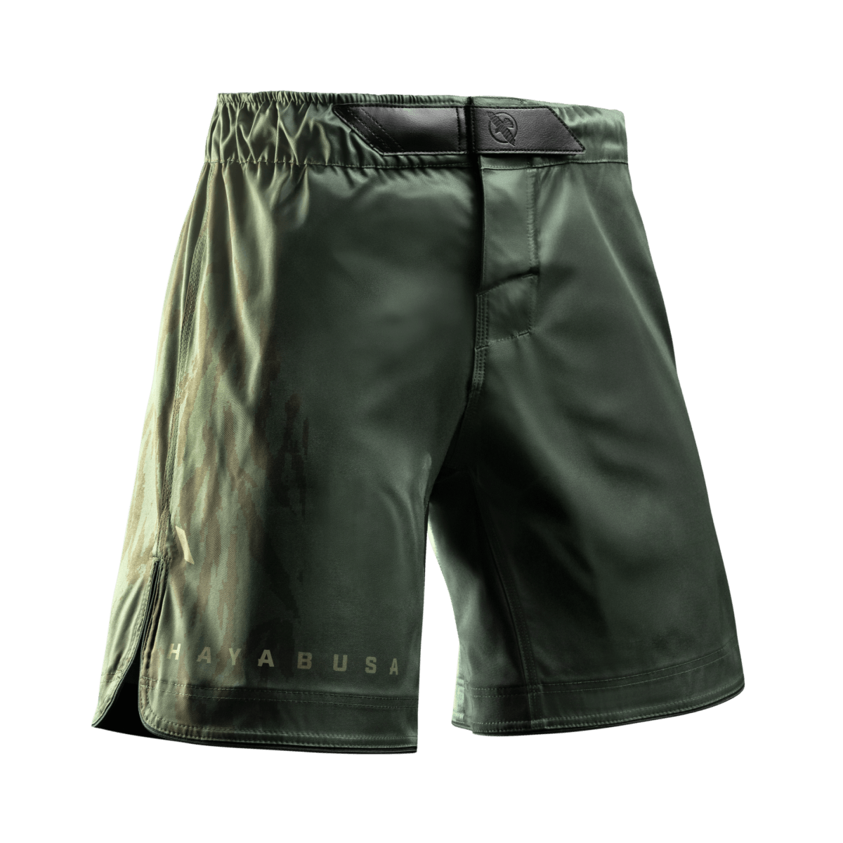 Framifrån av de gröna Hayabusa Apex MMA-shortsen i full längd, dubbelsäker stängning med dragsko