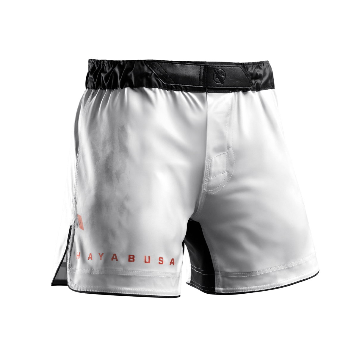Framifrån av de vita Hayabusa Apex Mid-Thigh MMA-shortsen med tryckknappsstängning