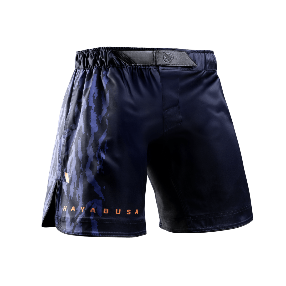 Framifrån av de blå Hayabusa Apex Mid-Thigh MMA-shortsen med tryckknappsstängning