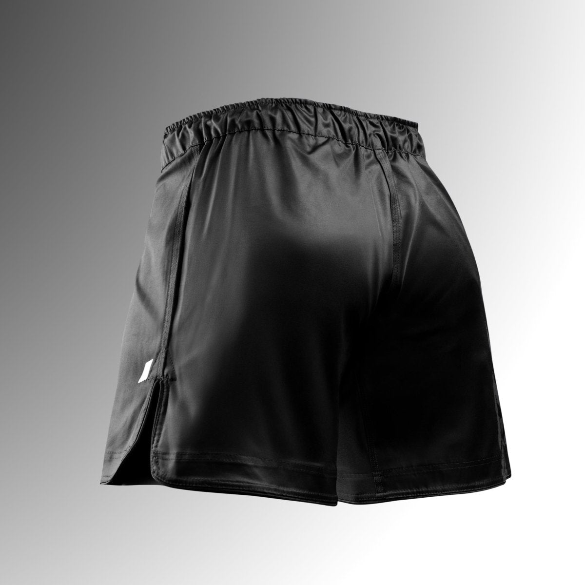 Bakifrån av de svarta Hayabusa Apex Mid-Thigh MMA-shortsen, som visar det säkra midjebandet och det rivtåliga tyget