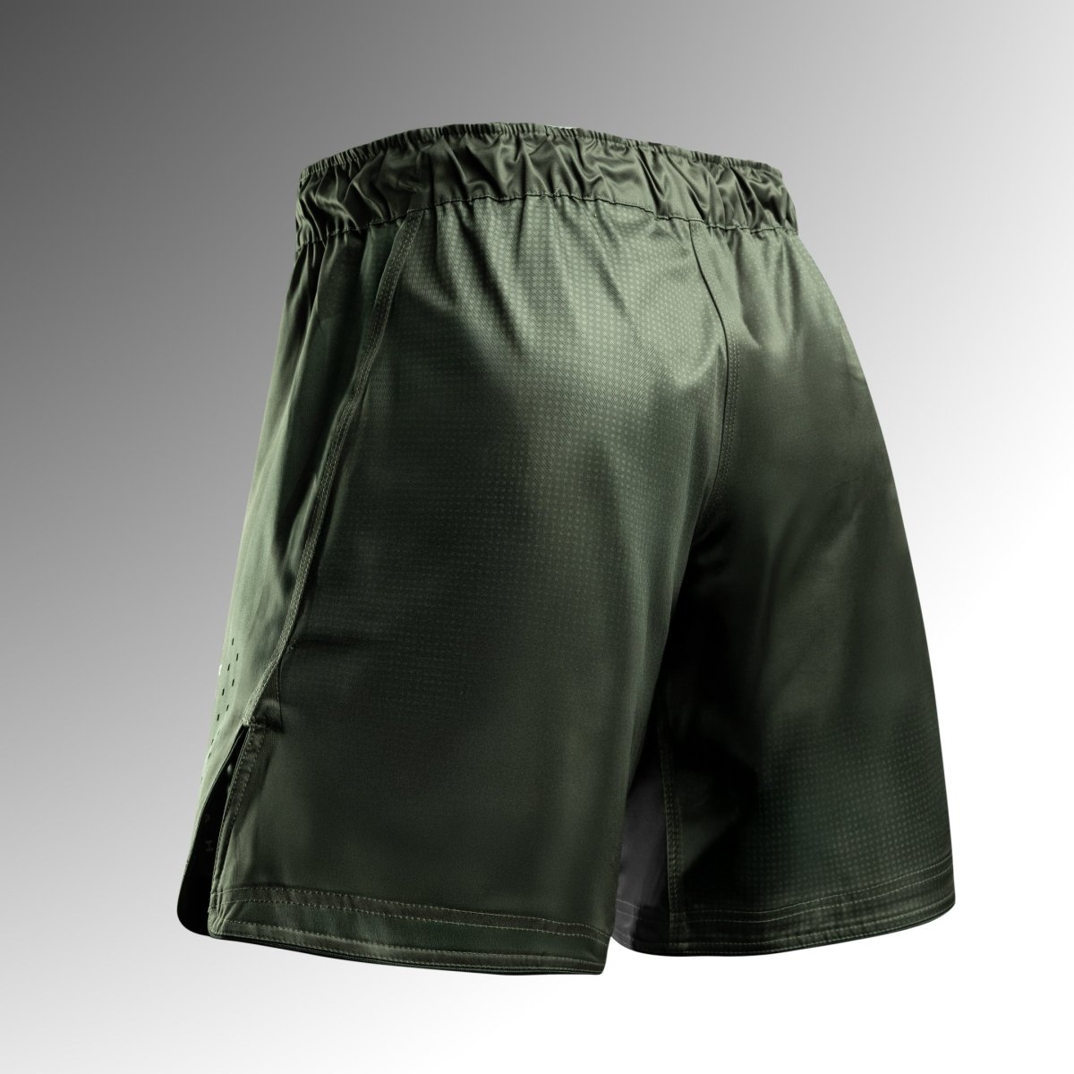 Zadní pohled na zelené šortky Hayabusa Core 3/4 MMA, zesílené švy flatlock
