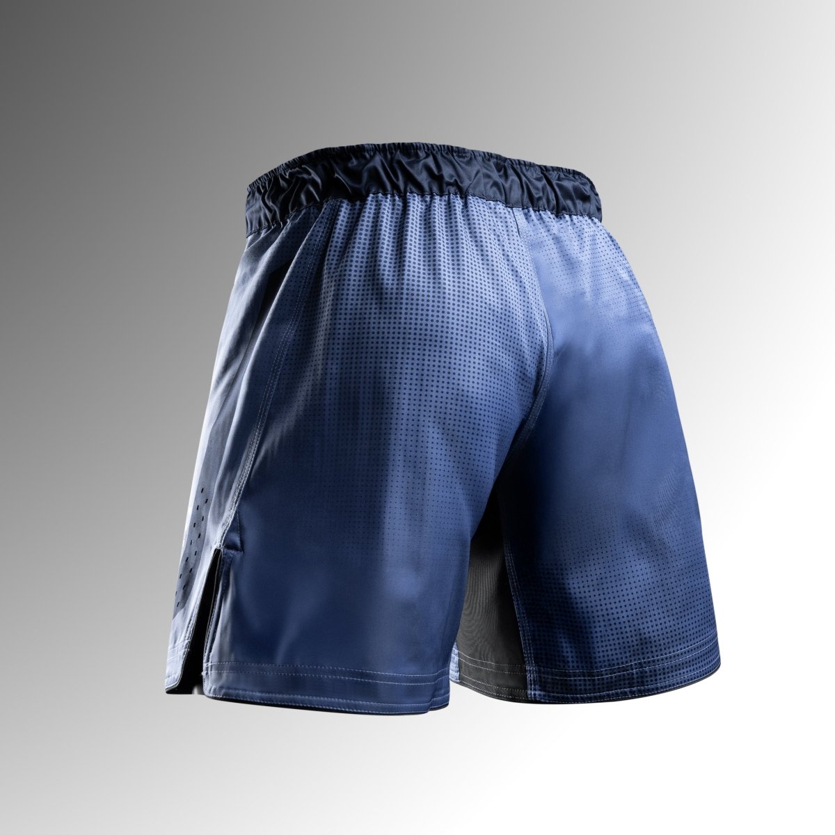 Zadní pohled na modré šortky Hayabusa Core Mid-Thigh MMA z tkaniny odolné proti roztržení pro No-Gi