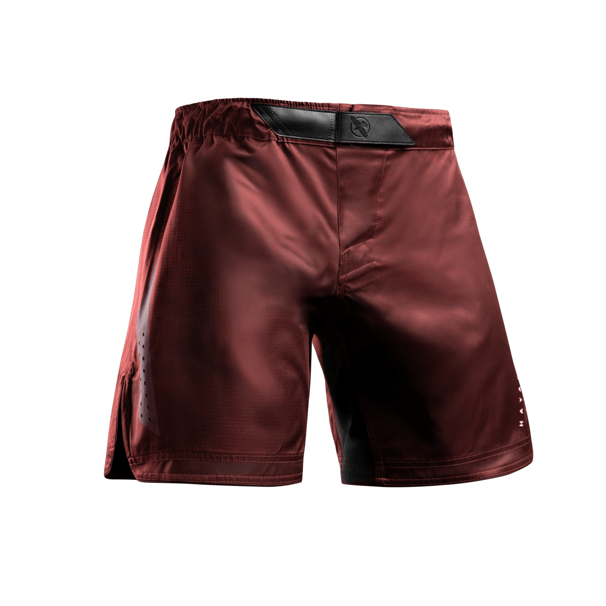 Čelní pohled na červené šortky Hayabusa Core Mid-Thigh MMA se zámkovým uzávěrem