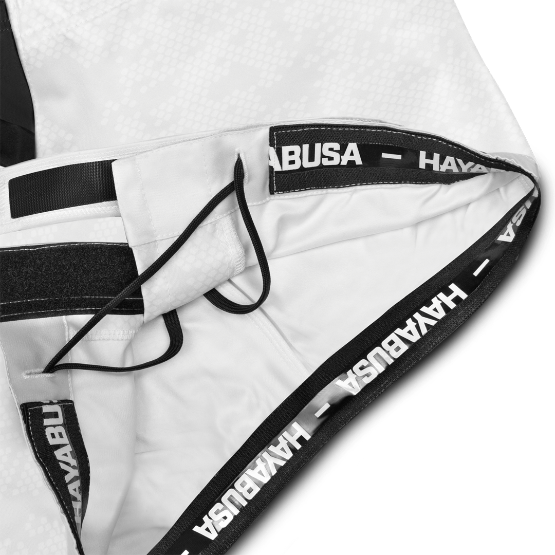 Particolare del sistema di chiusura dei pantaloncini bianchi Hex, laccio interno per un fit sicuro