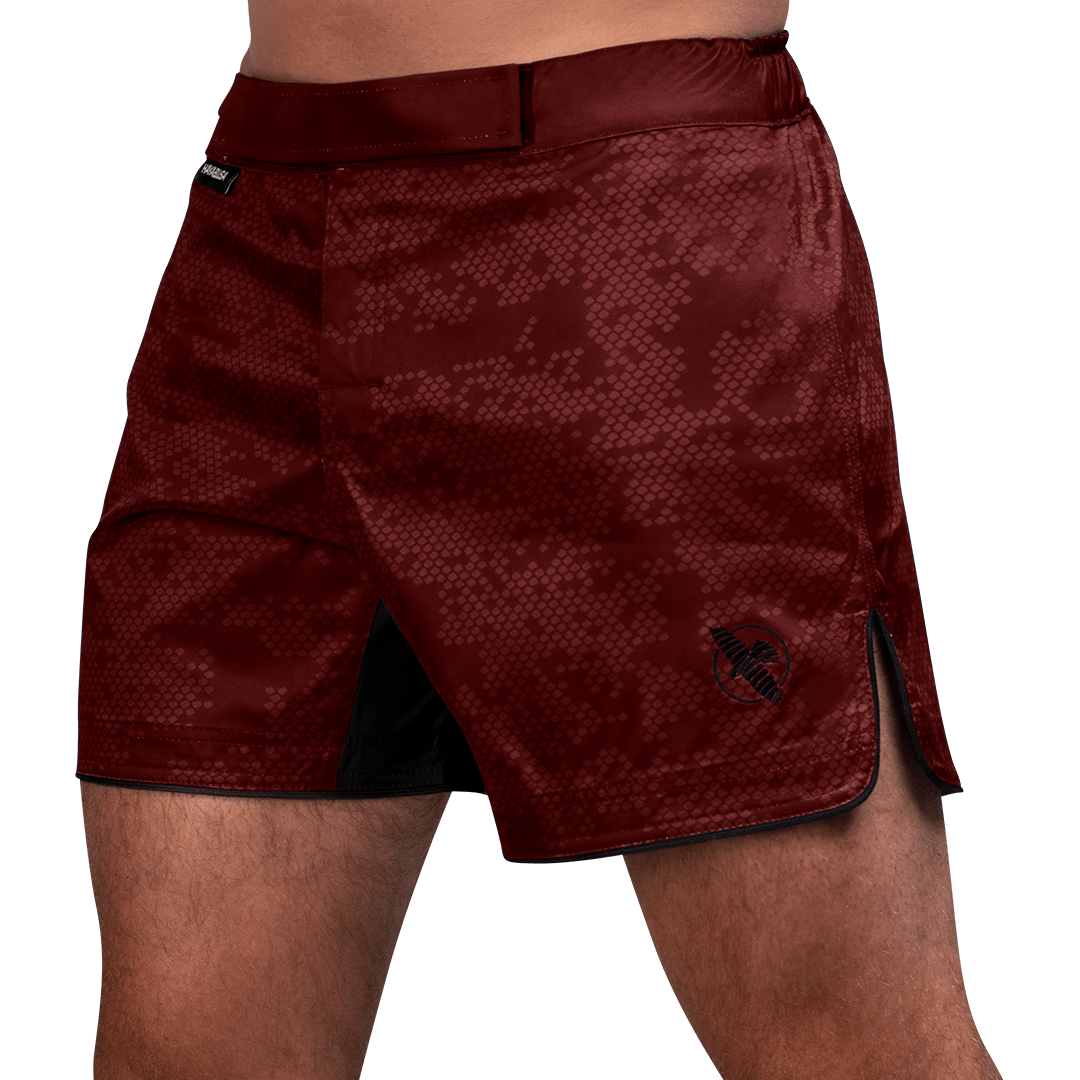 Widok z przodu bordowych spodenek MMA Hayabusa Hex Mid-Thigh, całkowita swoboda ruchów