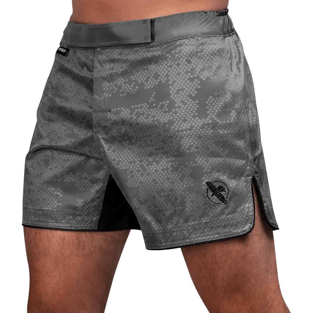 Widok z przodu szarych spodenek MMA Hayabusa Hex Mid-Thigh o ergonomicznym kroju do połowy uda
