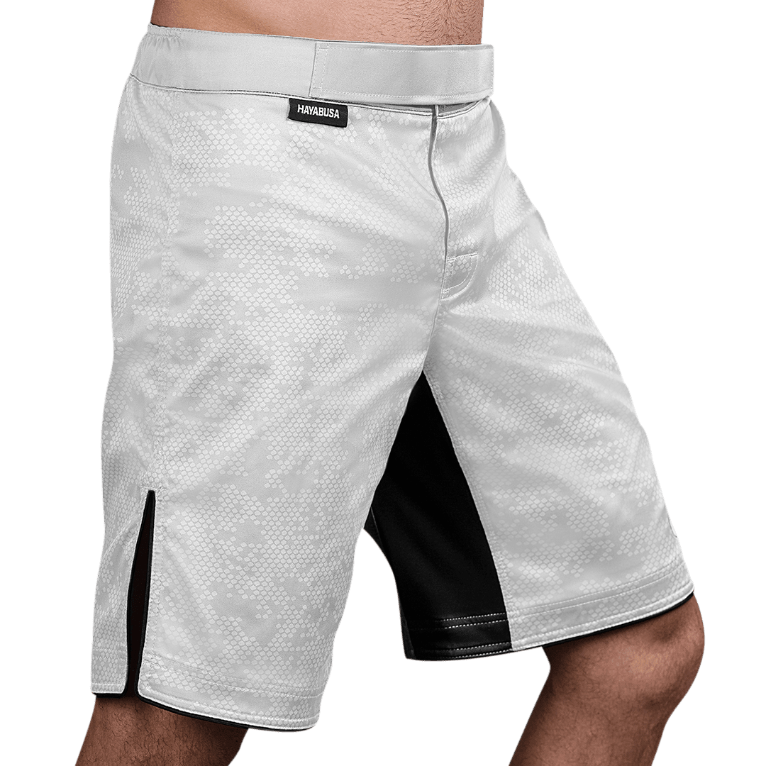 Zijaanzicht (kant 2) van de witte Hayabusa Hexagon short, brede zijsplitten voor mobiliteit