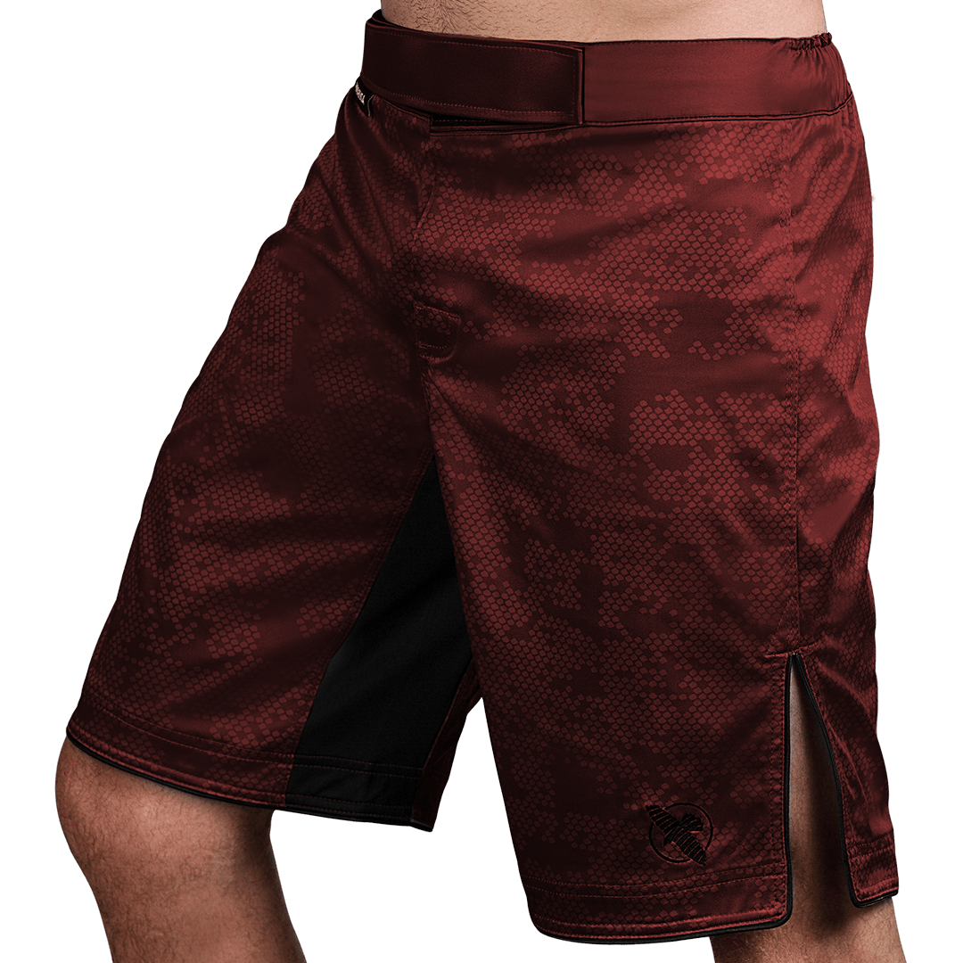 Zijaanzicht (kant 1) van de bordeauxrode Hayabusa Hexagon MMA-short, klassiek boardshort-ontwerp