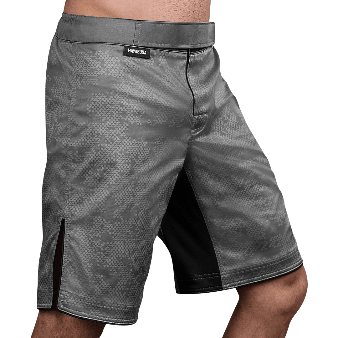 Zijaanzicht (kant 2) van de grijze Hayabusa Hexagon short, ideaal voor worstelen en Muay Thai