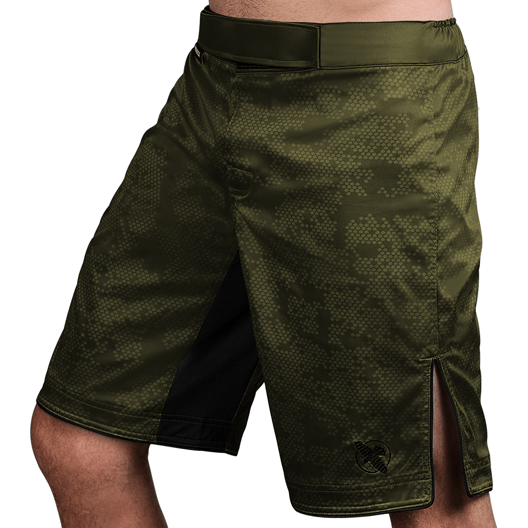 Zijaanzicht (kant 1) van de groene Hayabusa Hexagon MMA-short, klaar voor intensieve training