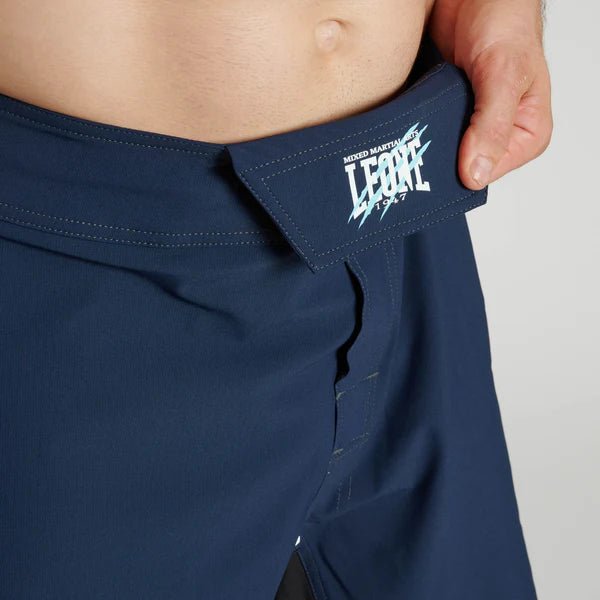 Technisch detail van de taillesluiting van de blauwe Leone Primal Instinct short