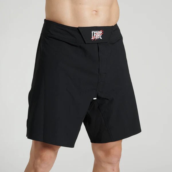 Vooraanzicht van de zwarte Leone Primal Instinct MMA-short met contrasterende logo's