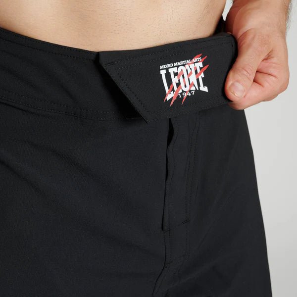 Close-up van de elastische tailleband en klittenband op de zwarte Leone shorts