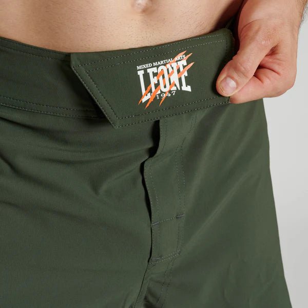 Detail van het dubbele klittenbandsluitingssysteem van de groene Leone short