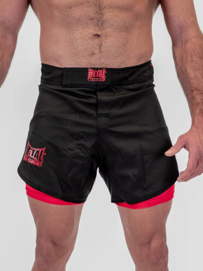 Vooraanzicht MMA Metal Boxing Dual short zwart rood met Lycra inzet