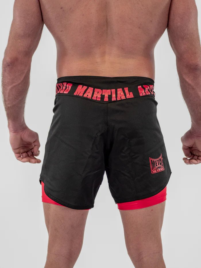 Vista traseira Metal Boxing Shorts de luta dupla preto vermelho