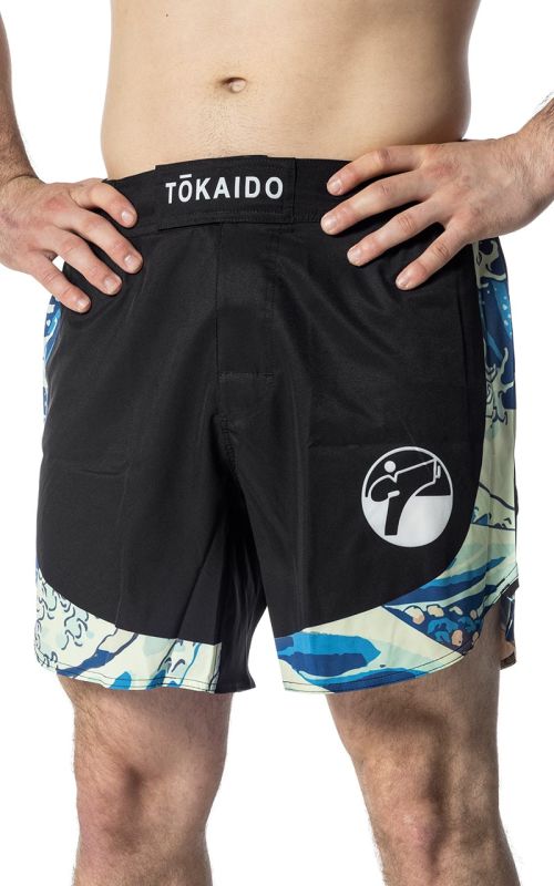 Vedere frontală a pantalonilor scurți negri Tokaido Tsunami MMA cu sigle de sublimare
