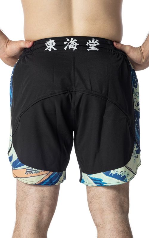 Vedere din spate a pantalonilor scurți negri Tokaido Tsunami, care arată o potrivire obișnuită și cusături întărite