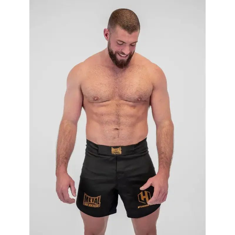 Detalj av det robusta tyget och tekniska finishen MMA SPE Hexagon-shorts