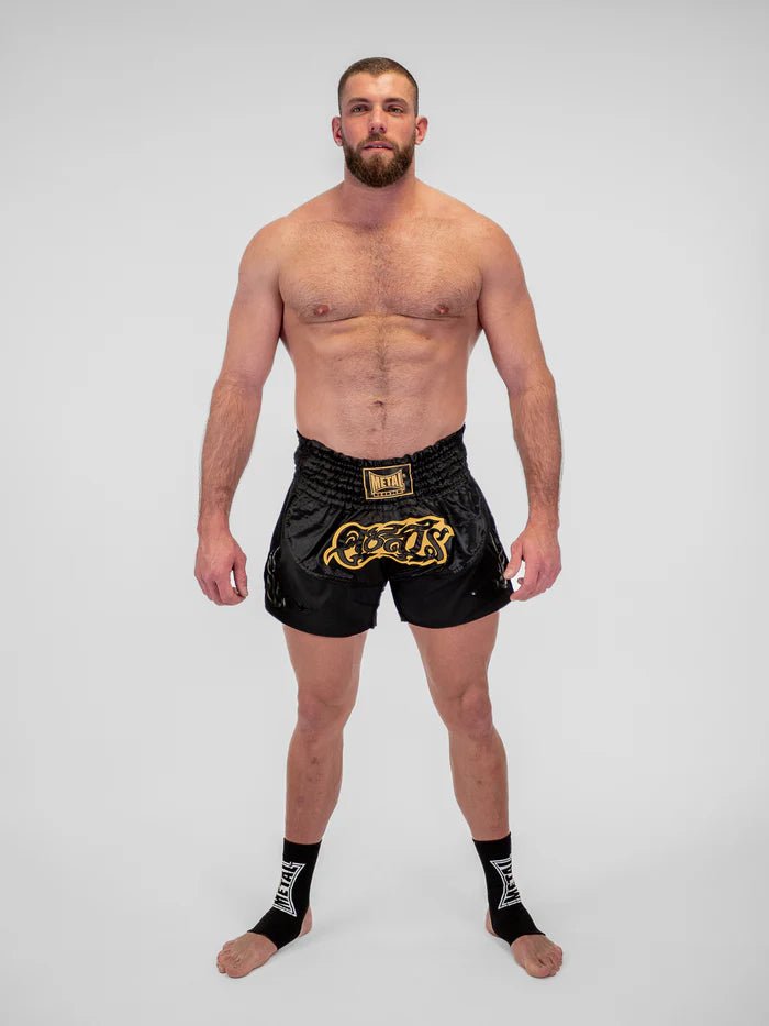 Detail van de technische stof en afwerkingen van de zwarte Metal Boxing Muay Thai-herenshort