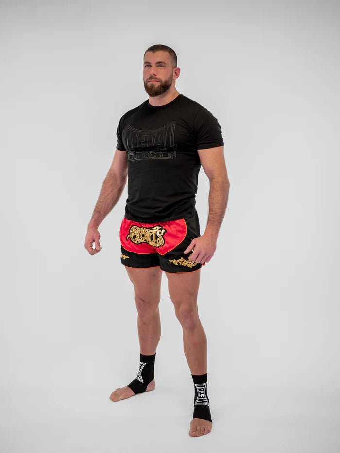 Detail van de zijsplitten en borduursel van de rode Lumpinee Metal Boxing Thaise herenshort