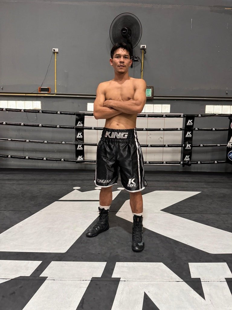 Atleta usa short de boxe profissional preto King Pro Boxing XK durante uma sessão de boxe