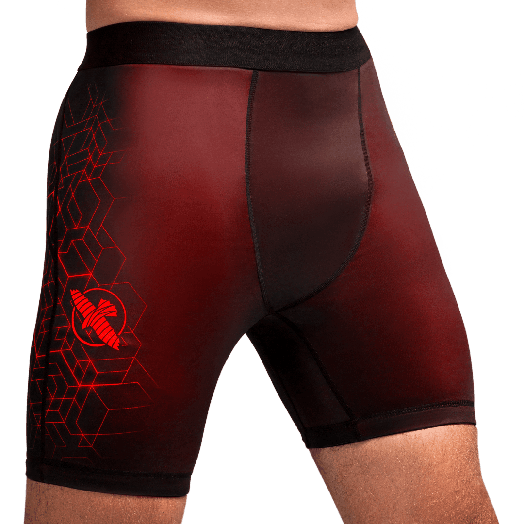 Framifrån av röda Vale Tudo Hayabusa Geo-shorts, kompressionsshorts med geometrisk design