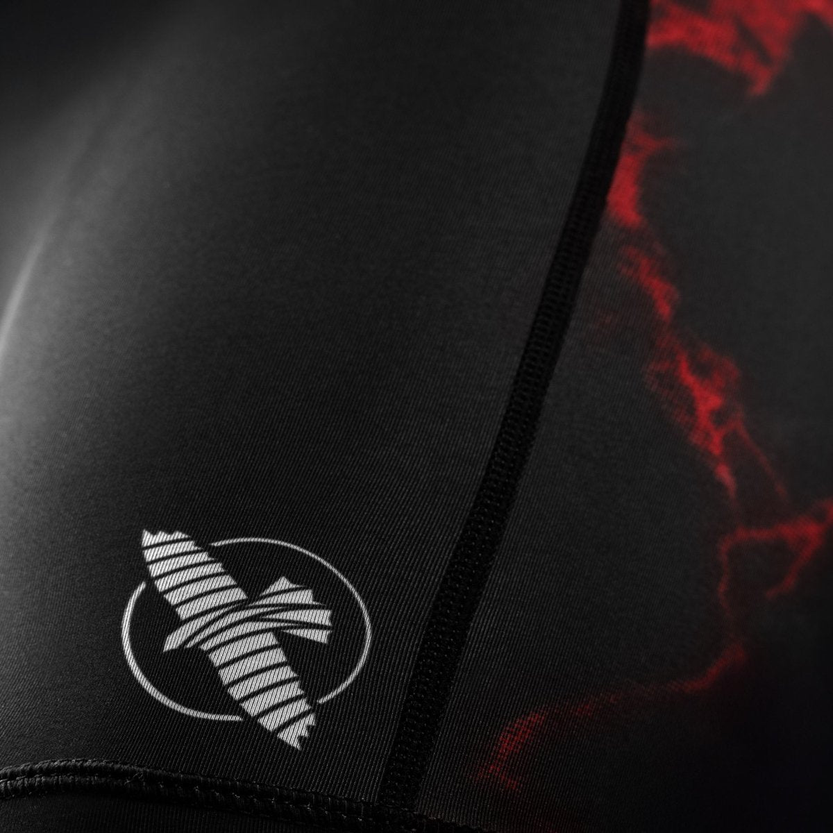 Detalj av den officiella UFC-logotypen på benet på de svarta och röda Vale Tudo-shortsen för kvinnor