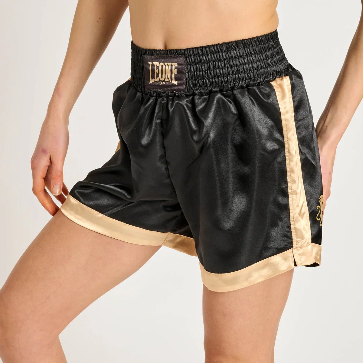 Vue de face du short Leone 1947 DNA noir avec finition satinée et logo doré