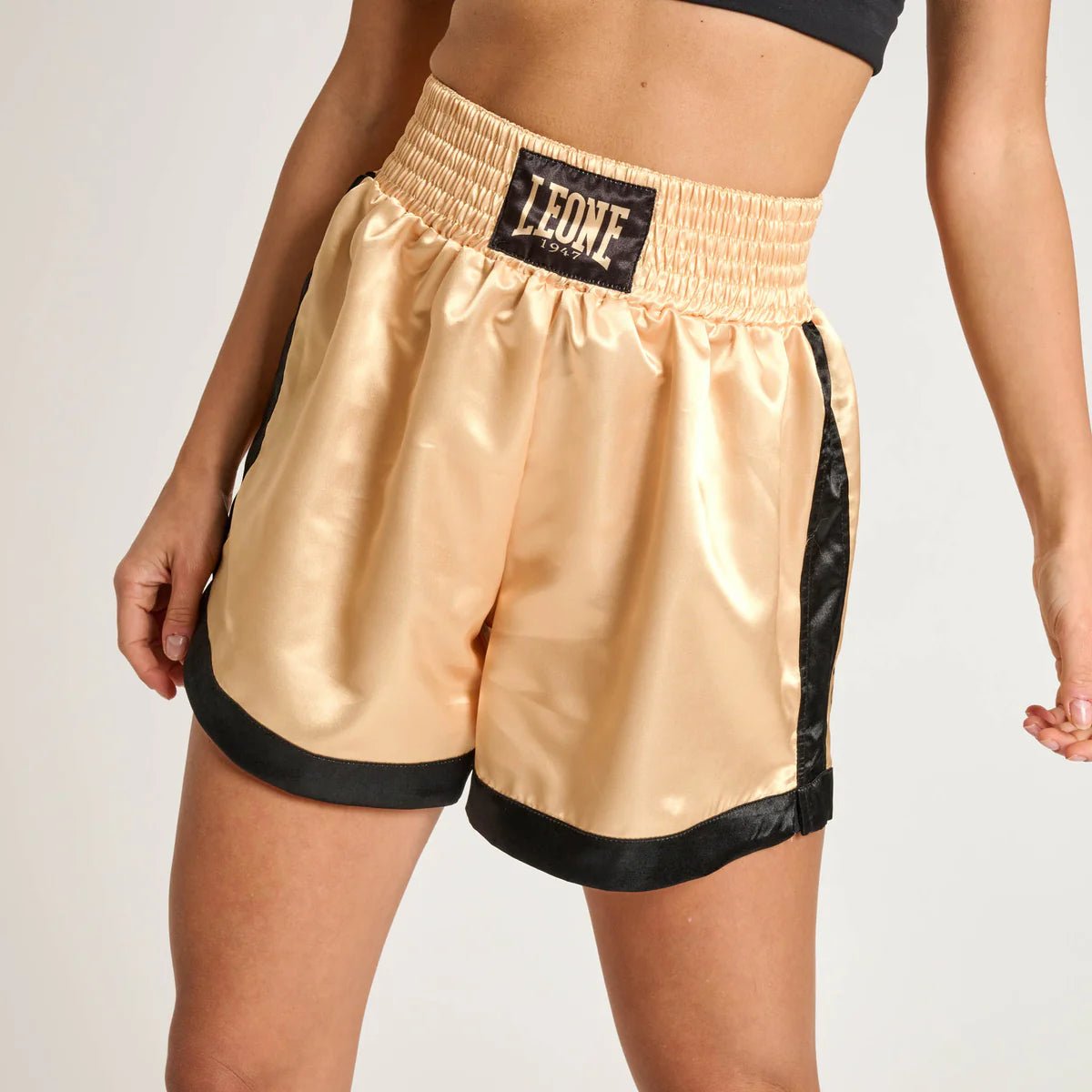 Vista frontal do short Leone 1947 DNA dourado com acabamento brilhante e design refinado