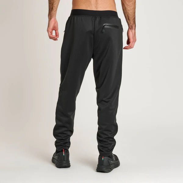 Achteraanzicht van de Black Lion-broek met gestructureerd ontwerp en atletische pasvorm