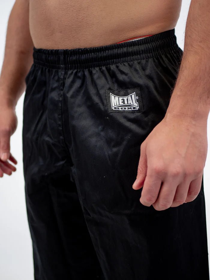 Détail du tissage en coton et de la taille élastique du pantalon Karate Metal Boxing