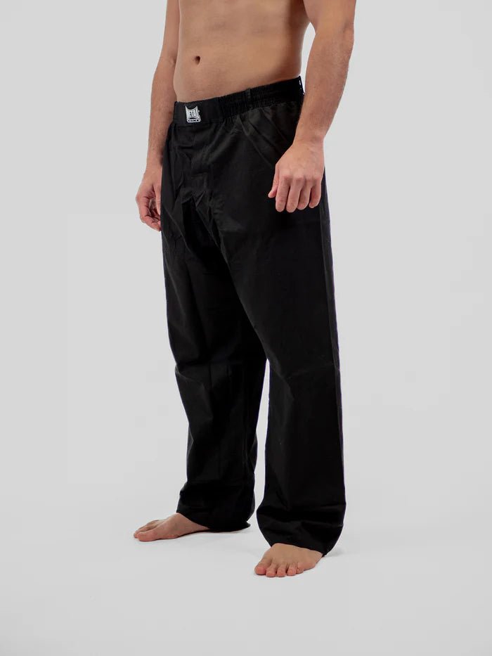 Détail du devant du pantalon de boxe Krav Maga Metal noir, accent sur la texture ripstop anti-déchirure