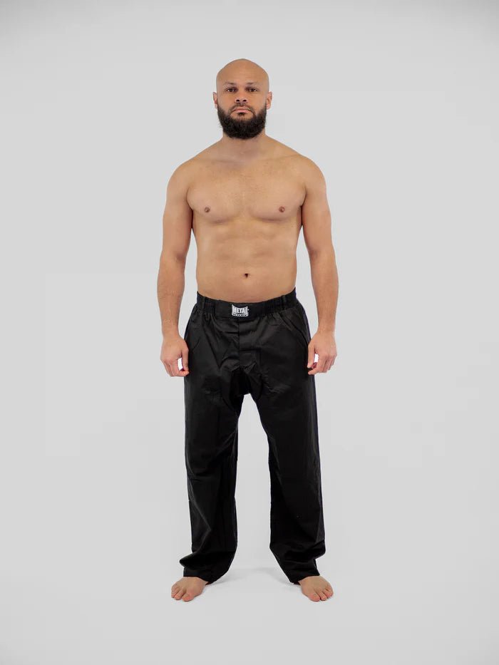 Vue de face principale pantalon de boxe Krav Maga Metal noir porté technique d'autodéfense pose