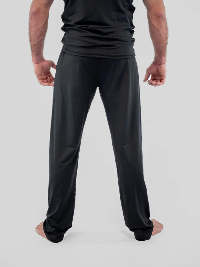 Tampak belakang Celana Boxing Savate Metal berwarna hitam ergonomis dan nyaman