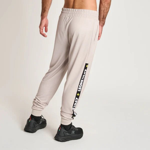 Achteraanzicht van de beige broek uit de Stripe '47 collectie voor een moderne look