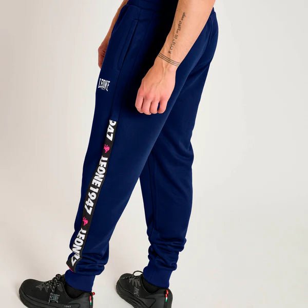 Achteraanzicht van blauwe trainingsbroek met grafisch streepdetail