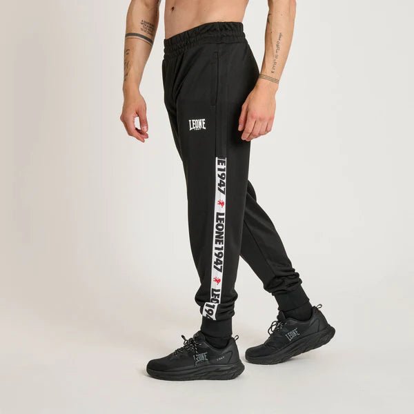 Vooraanzicht van de Stripe '47 Leone 1947 sportbroek in zwart met zijband