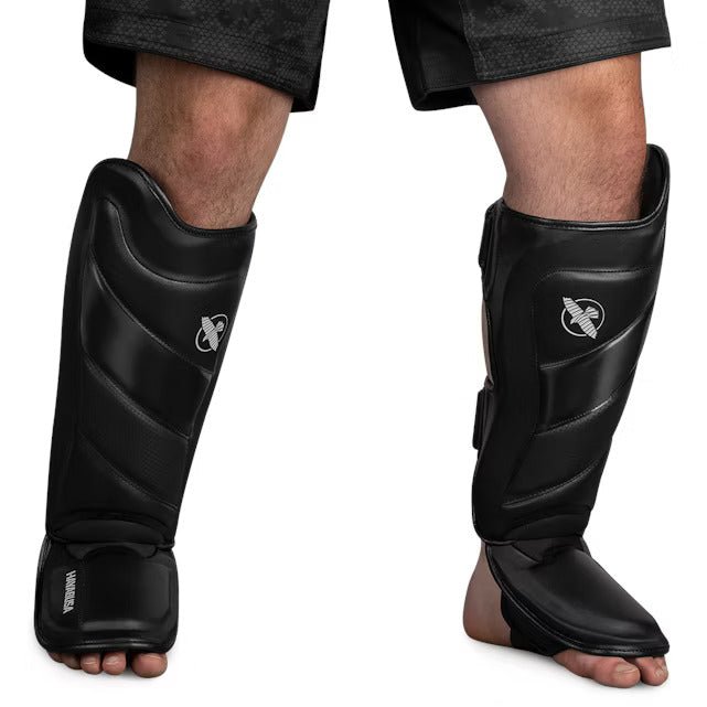 Vue de face du protège-tibia noir Hayabusa T3 Striking, montrant le rembourrage en cuir Vylar pré-incurvé
