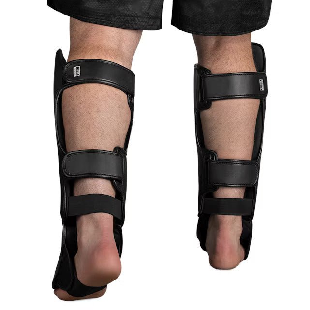 Vue arrière du protège-tibia noir Hayabusa T3 Striking, détaillant les sangles de fermeture réglables et le support de talon