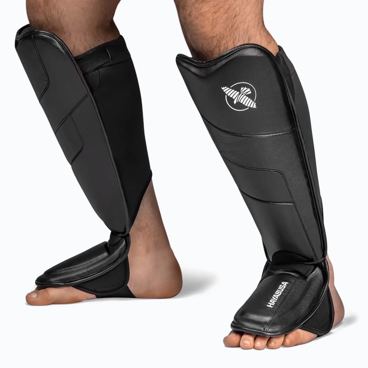 Détail de la protection multicouche sur le tibia des protège-tibias T3 en cuir synthétique Vylar noir.
