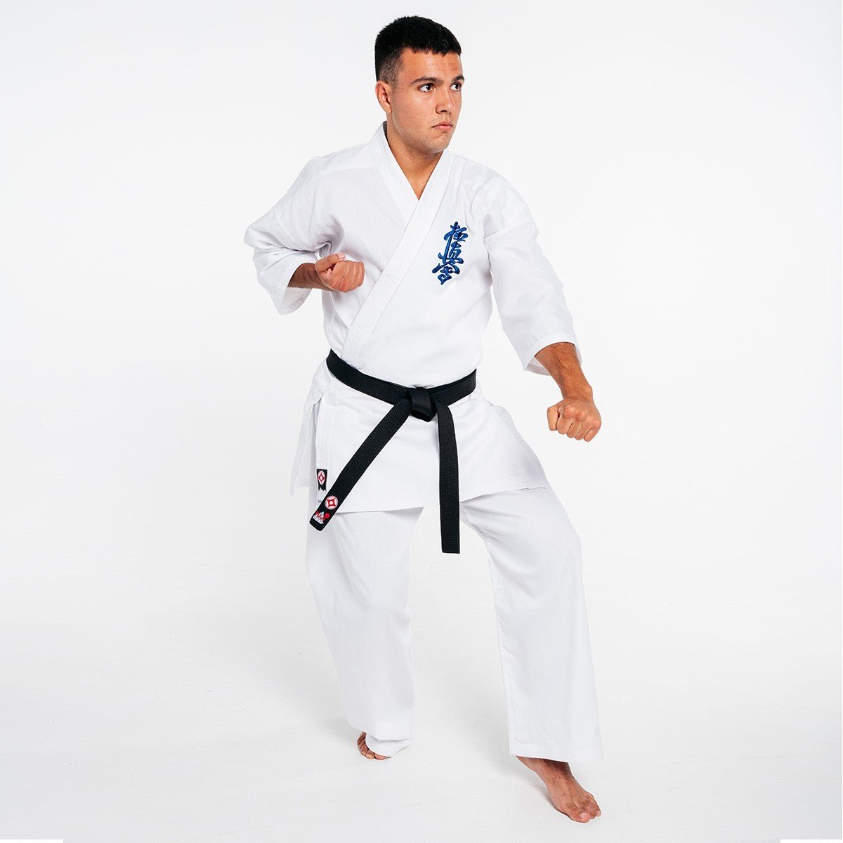 Kimono de karaté de base Kyokushin Fujimae blanc pour débutants, vue de face complète.