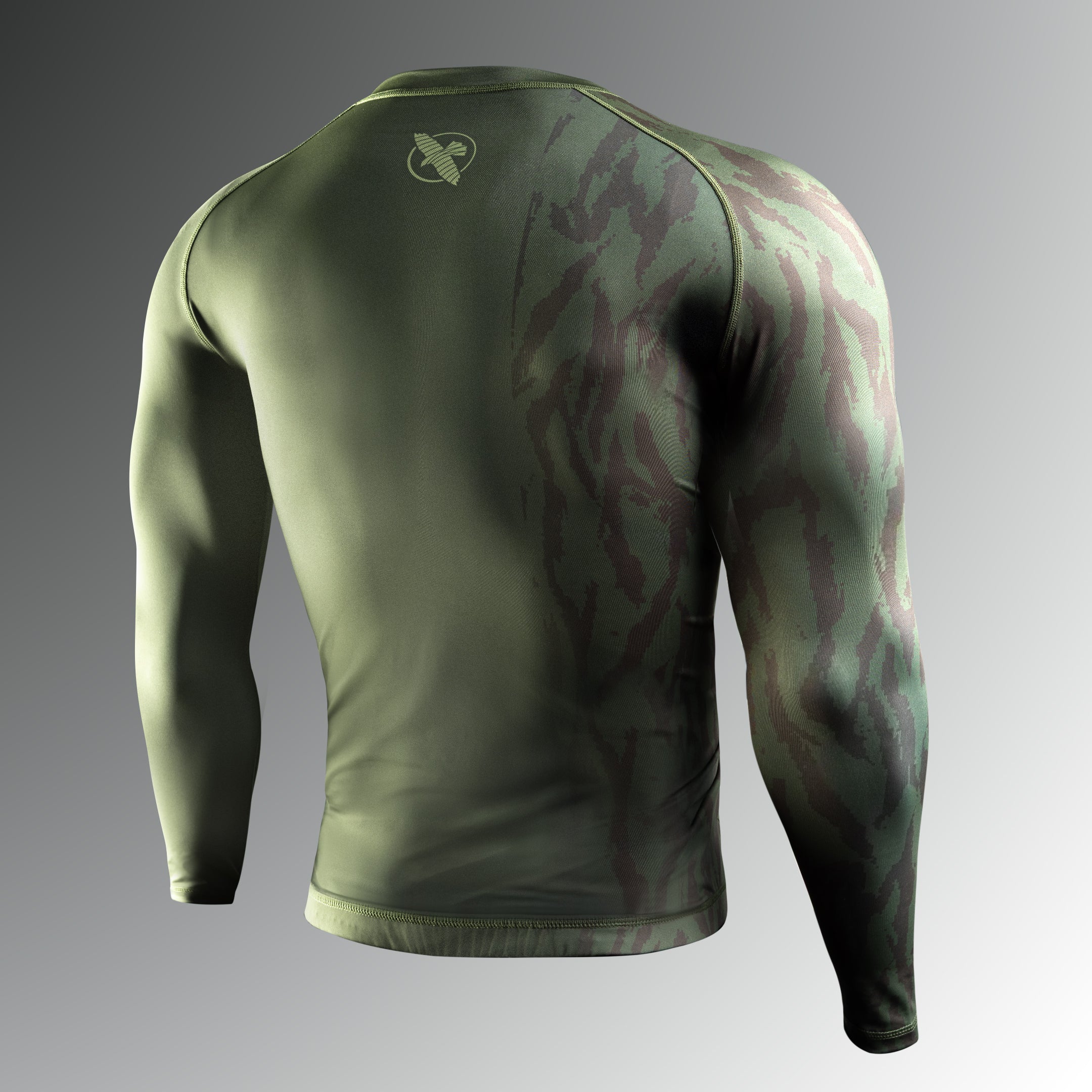 Vista posteriore della rash guard Hayabusa Apex verde con finiture rinforzate per il rolling
