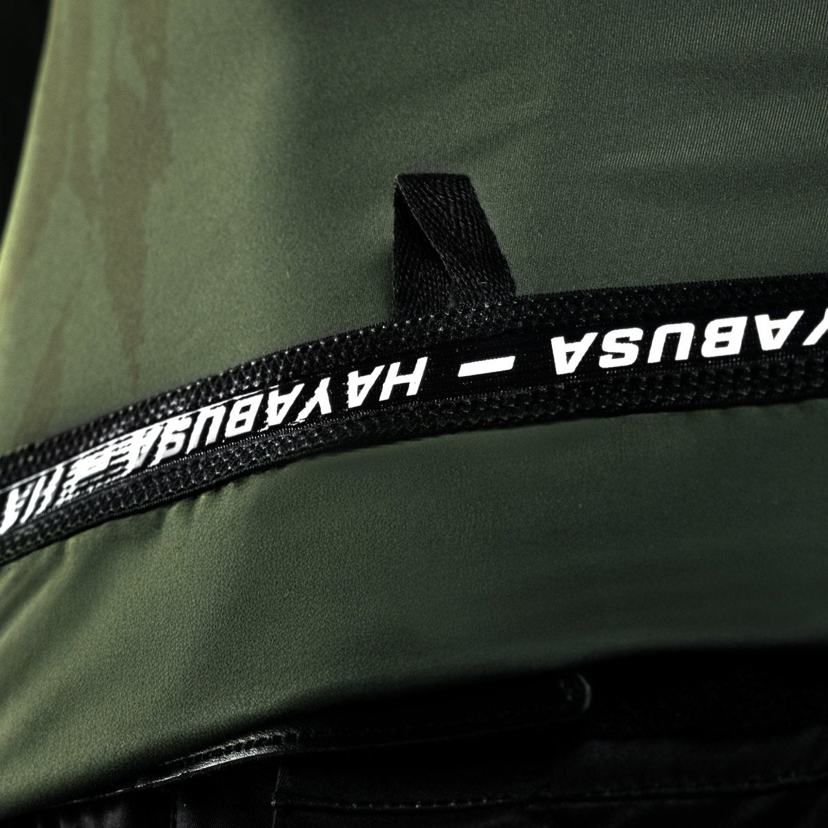 Détail du décolleté thermosoudé sans friction du rashguard vert Hayabusa