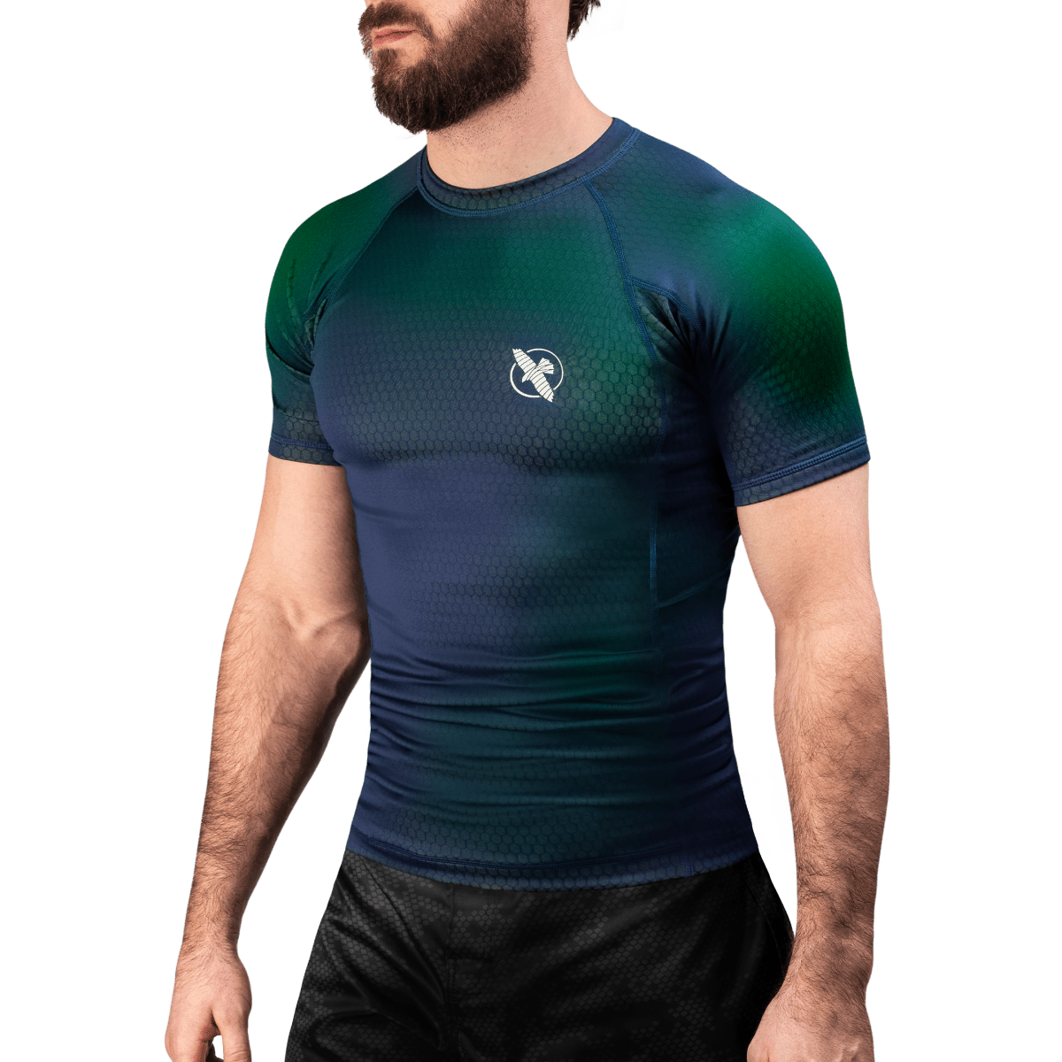 Vooraanzicht van de blauw-groene Hayabusa Fusion rashguard met iriserend effect voor MMA en No-Gi