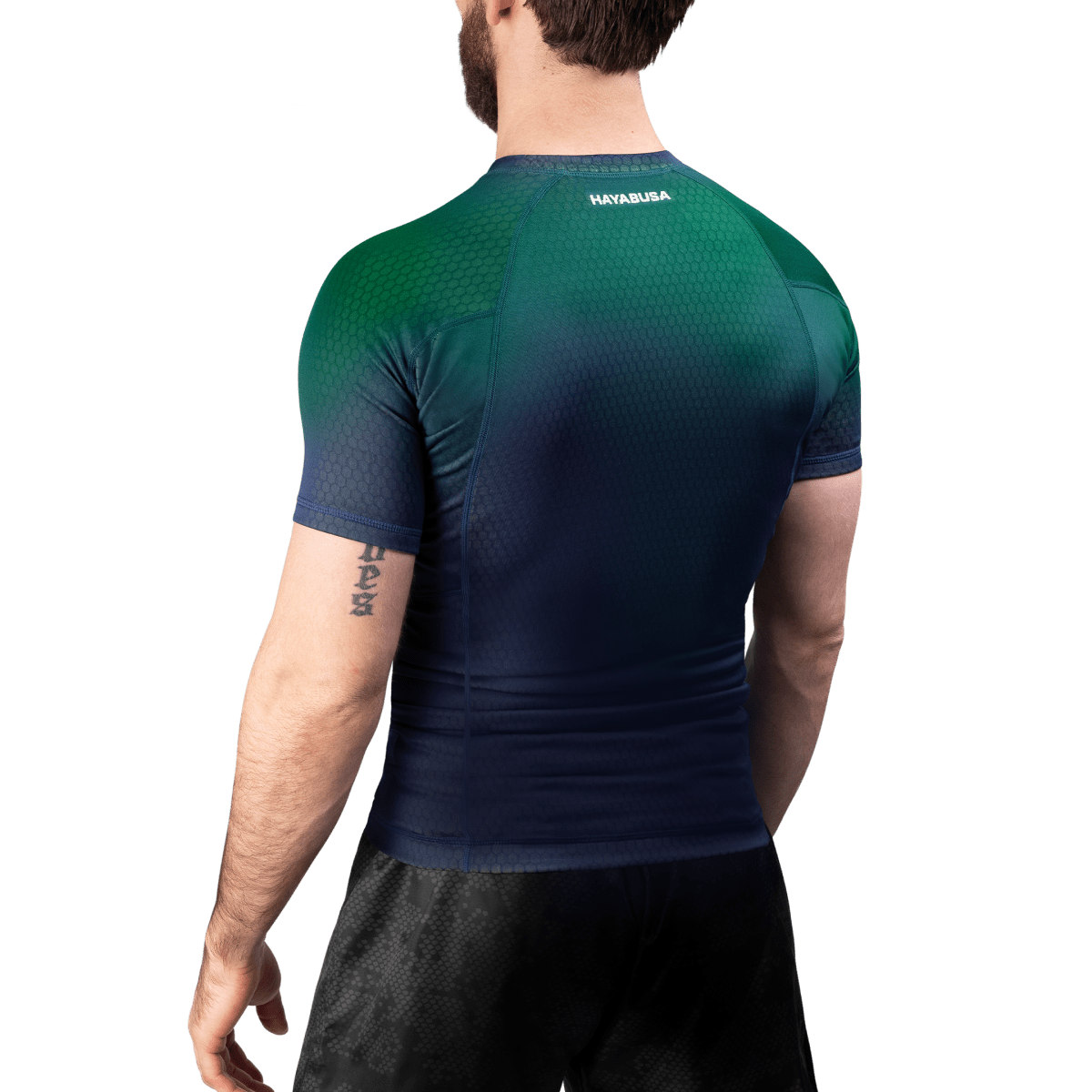 Achteraanzicht van de blauw/groene Hayabusa Fusion rashguard, versterkte flatlock-stiksels voor maximale duurzaamheid