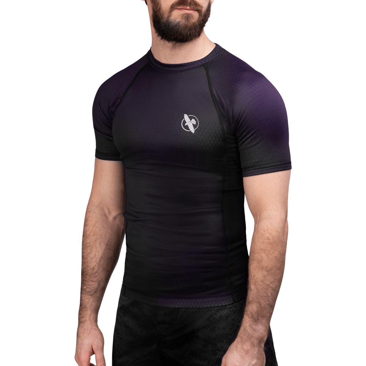 Vooraanzicht van de zwart-paarse Hayabusa Fusion rash guard, technische compressiestof voor BJJ