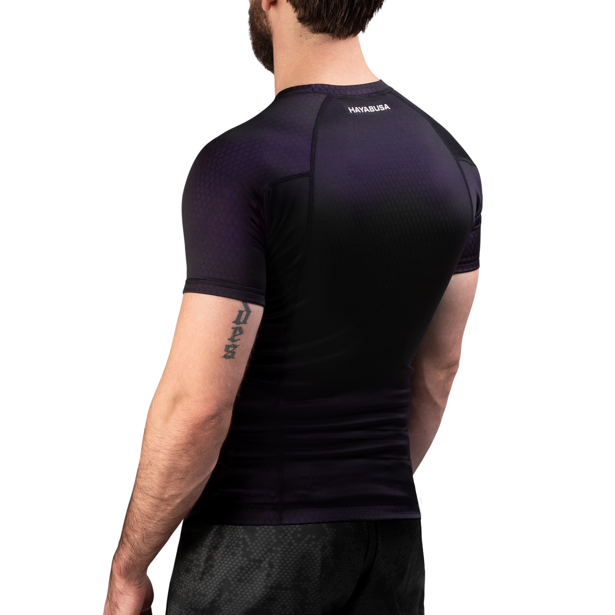 Vista posteriore della rash guard Hayabusa Fusion nero/viola, evidenzia il design ergonomico a 8 pannelli