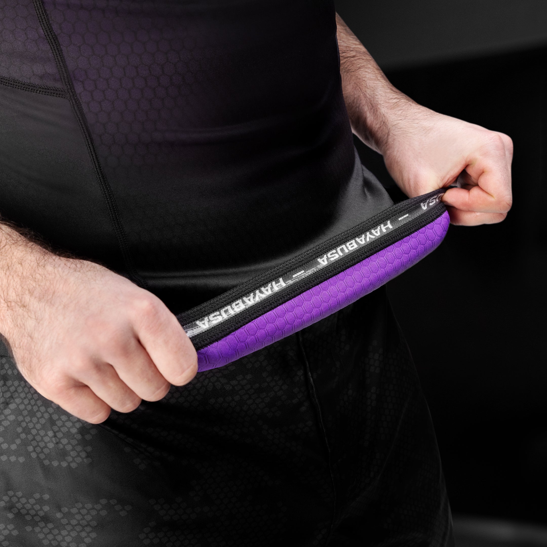 Dettaglio interno della rash guard Hayabusa Fusion, mostra il grip in silicone antiscivolo sul girovita